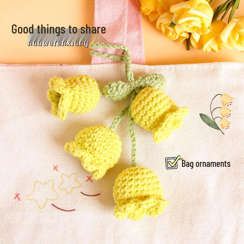 Шерстяной брелок-подвеска «Ландыш» с сухоцветами – Девичий брелок в виде сердца в подарок