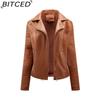 BITCED Короткая кожаная куртка на весну/осень для женщин, приталенная, с воротником, байкерская куртка с косой молнией