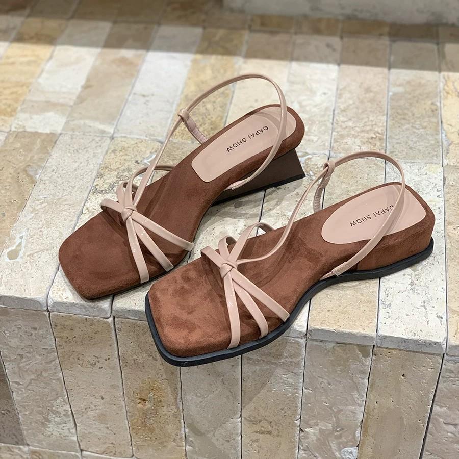 Женские босоножки на танкетке с мягкой подошвой, сдержанный стиль, квадратный носок, римский дизайн, открытый носок, высокие каблуки, модные, 2025, новое лето