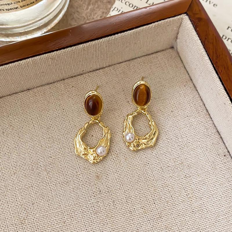 Amber Coffee French Retro Luxury Earrings - Women's Elegant Studs with Niche Design