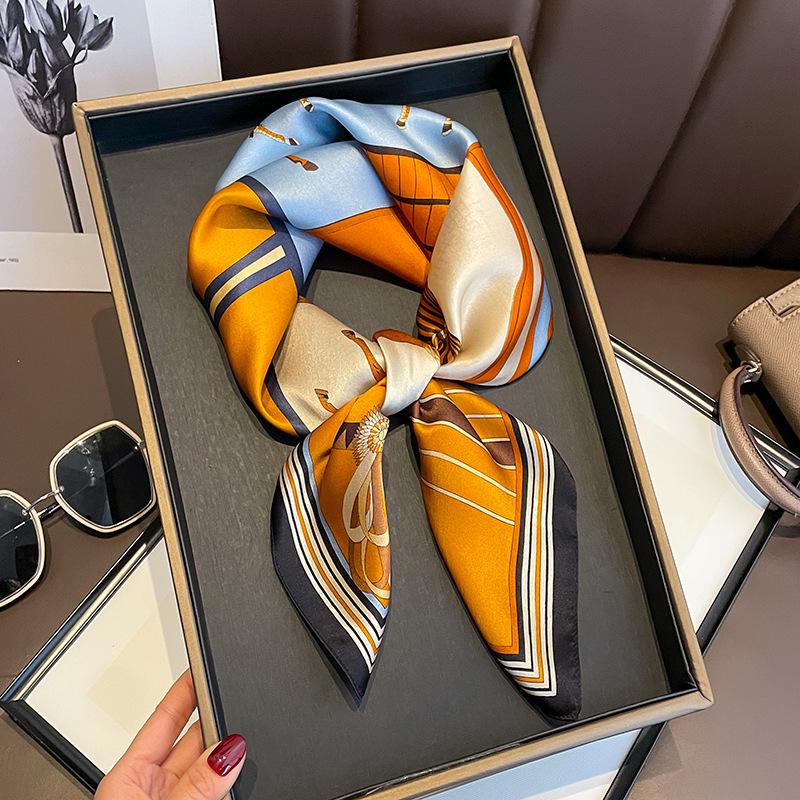 Женский шелковый шарф Camellia Black & White Mulberry - 70x70 см, стильный аксессуар на весну/осень