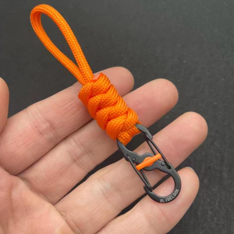 Компактный брелок-антивор из паракорда с запирающимся крючком и пряжкой «восьмерка» для использования на открытом воздухе