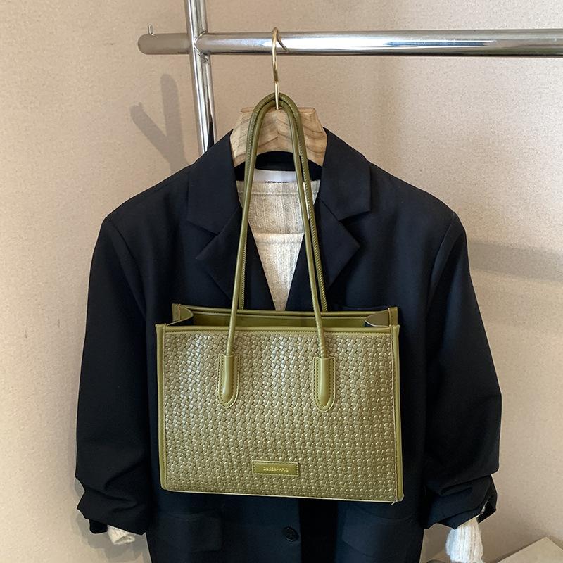 Retro woven bag women's large capacity 2025 new autumn and winter casual shoulder underarm bag popular commuter tote bag