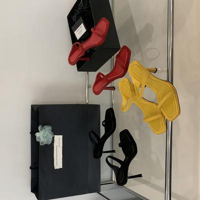 Летом 2025 года новый однословный подиум на шпильках, ленивые люди носят полу-дрэговые пляжные сандалии с открытым носком