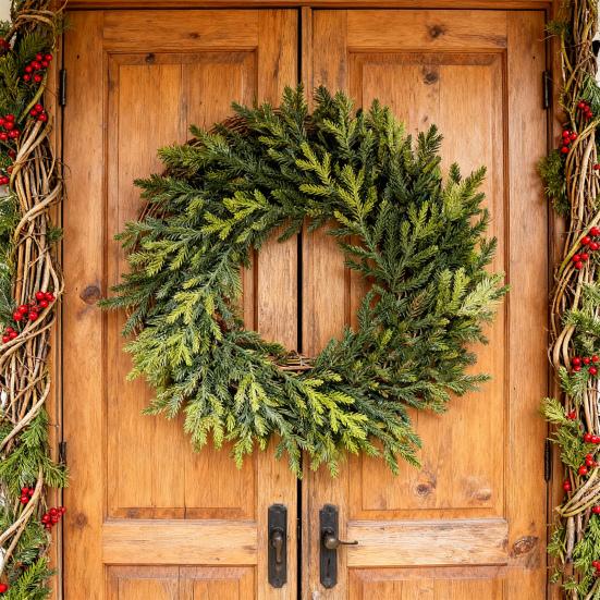 Рождественский венок из сосны и кедра Зимний венок из искусственной зелени Праздничный венок из искусственного кедра для внутреннего и наружного использования Украшение для фермерского дома на входную дверь