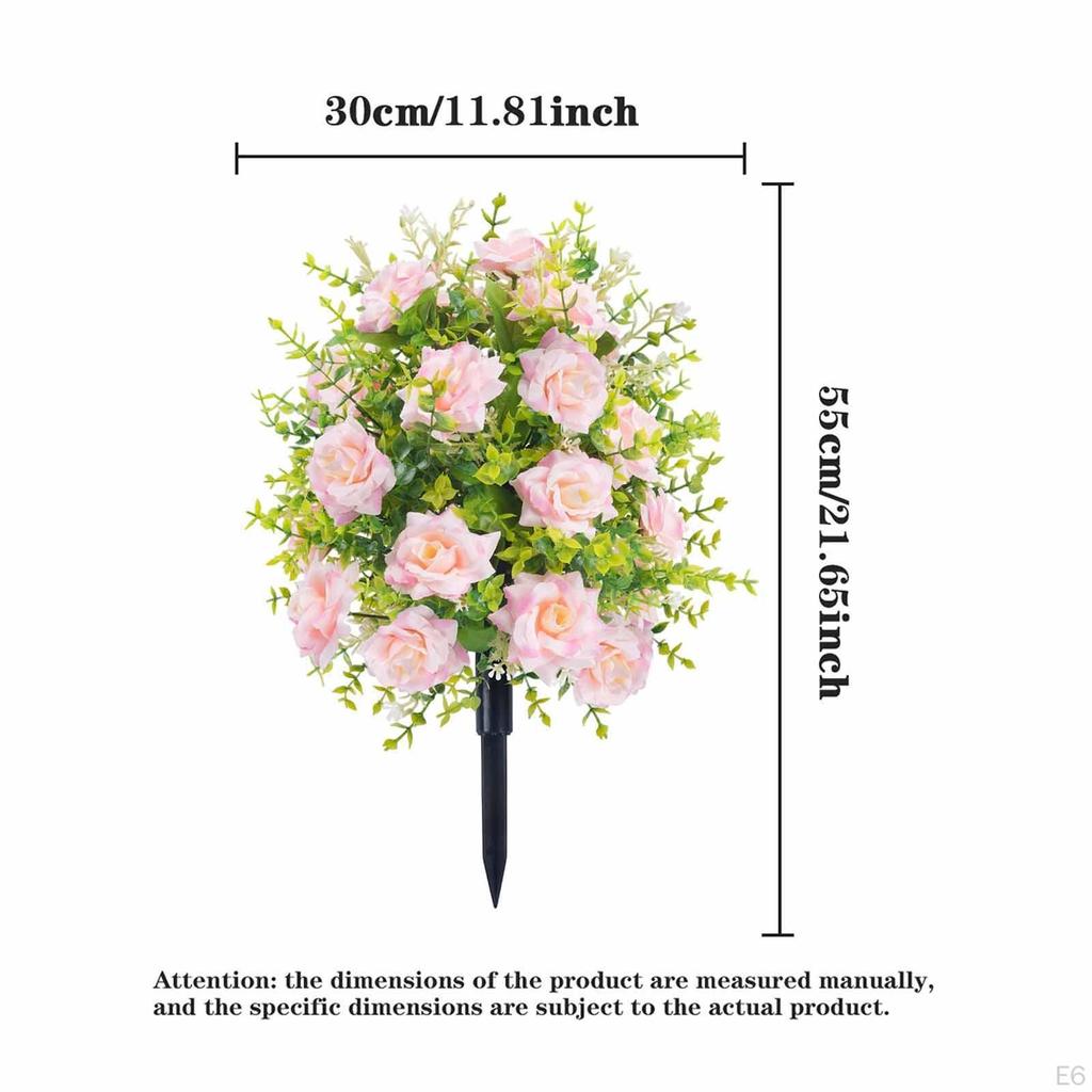 Искусственный памятный цветок с растением на ложном колышке за столом