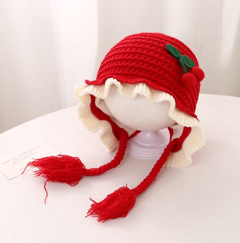 Уютная вязаная детская шапка "Вишневая принцесса" с защитой ушей - Идеально для осени и зимы