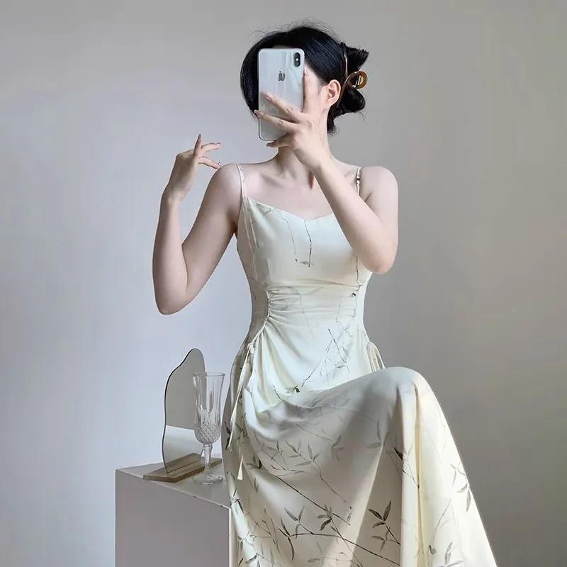 Женское кремовое midi-платье на тонких бретельках со квадратным вырезом, драпировкой на талии и принтом в виде абстрактных линий, элегантное вечернее платье