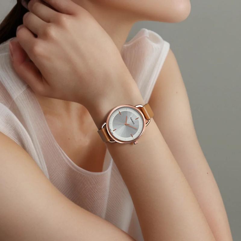 Casio Серия STANDARD, повседневные, модные и универсальные, легкий кварцевый механизм, кожаный ремешок, японские и корейские часы, женские LTP-E413PL-7ADF