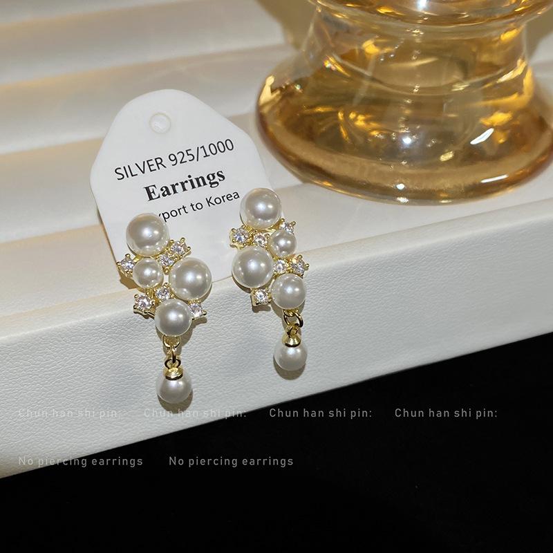 Grape pearl earclips without holes, high-end French retro personalized earrings, women's painless light luxury zircon earrings, earrings.
