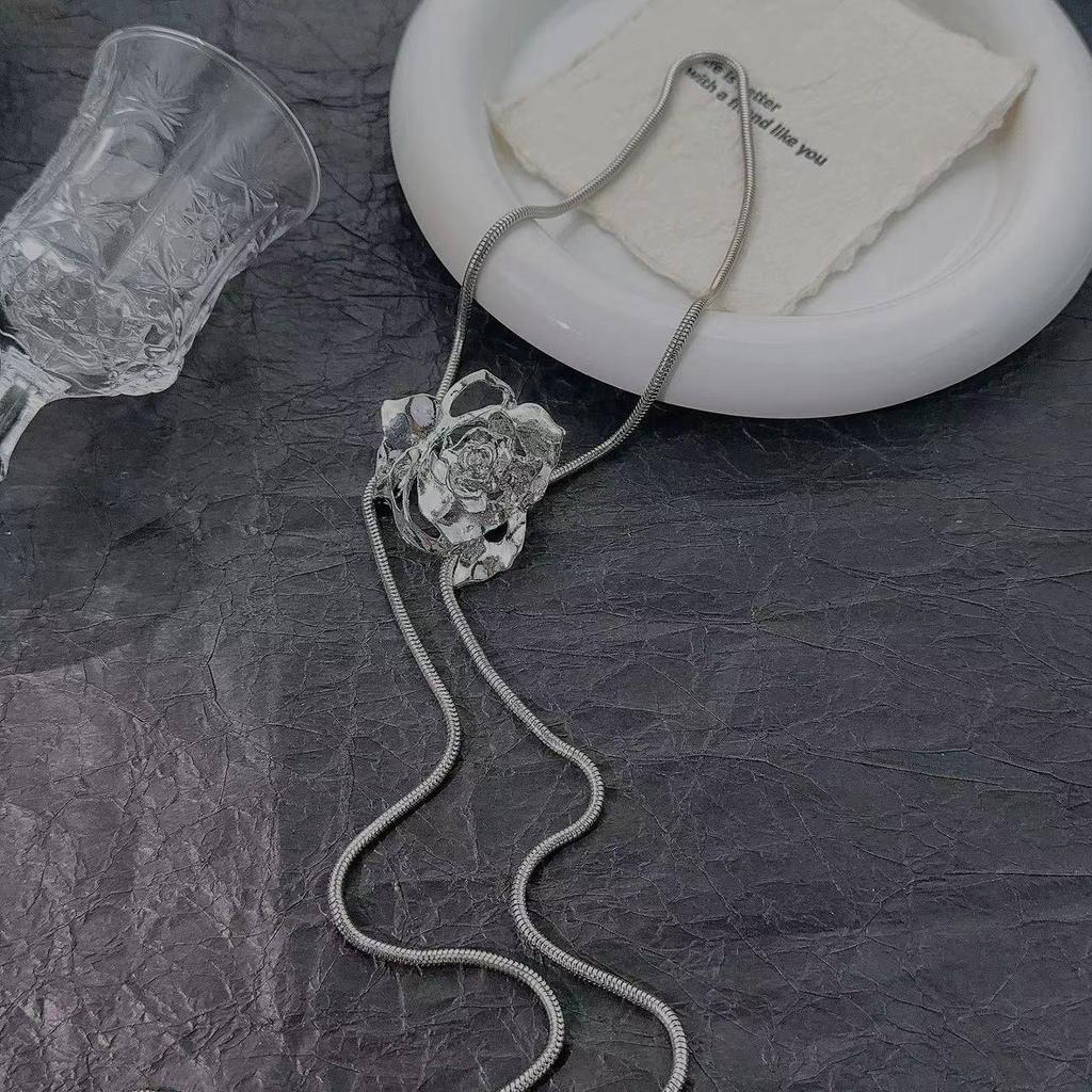 Premium Sense Can Pull Silver Butterfly Fringed Necklace Design Fashion Autumn And Winter Sweater Chain Collarbone Chain Jewelry