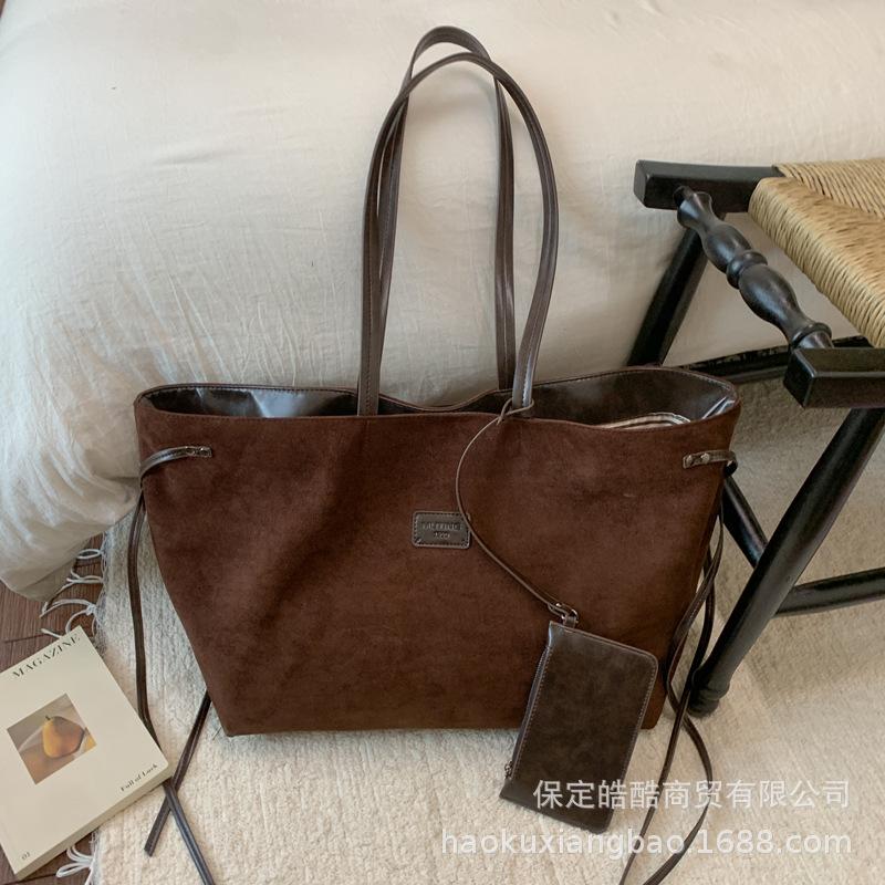 Замшевая сумка женская большой вместимости 2025 новая осенне-зимняя матовая ретро сумка через плечо сумка-тоут для поездок на работу