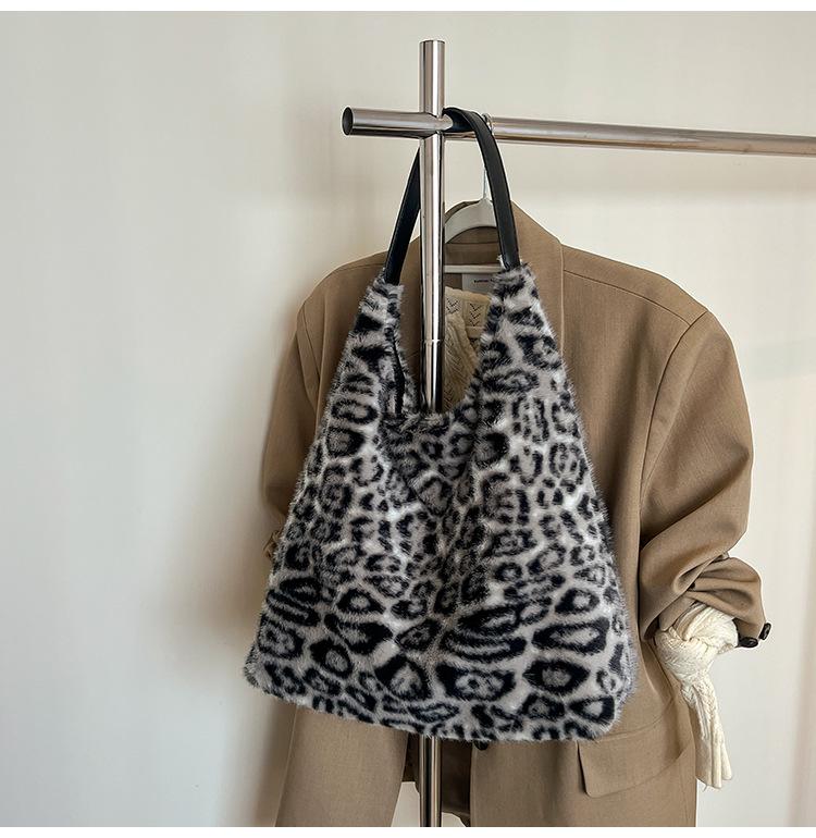 Leopard Print Plush Tote - Women's Versatile Large-Capacity Autumn/Winter Shoulder Bag