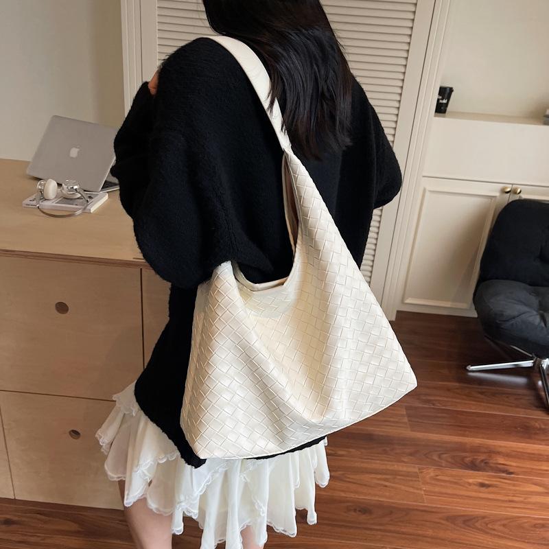 Женская сумка-тоут большой вместимости с премиальным плетеным узором, новая 2025, легкая, роскошная, с темпераментом, для通勤, на одно плечо, подмышку