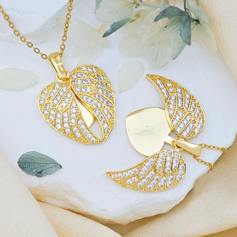 Heart-shaped Open and Closing Wings Creative Fashion Necklace for Women, Simple and Elegant Luxury Design with A Touch of Sophistication.