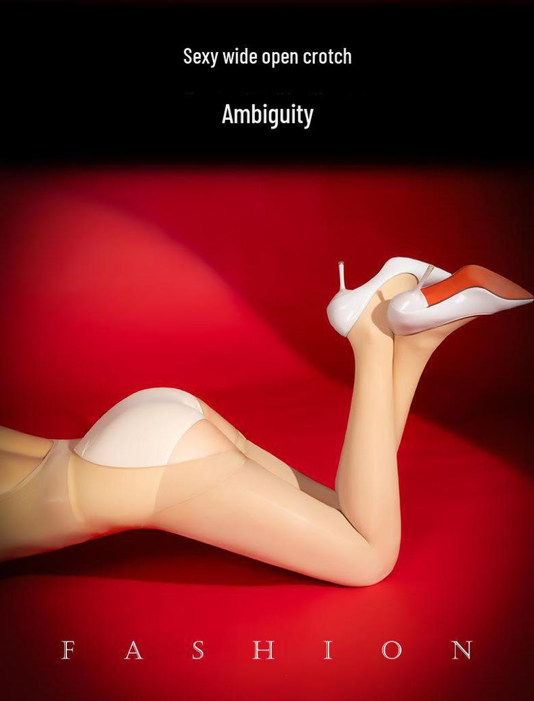 Изящный и соблазнительный блестящий комбинезон с открытой спиной и чулками