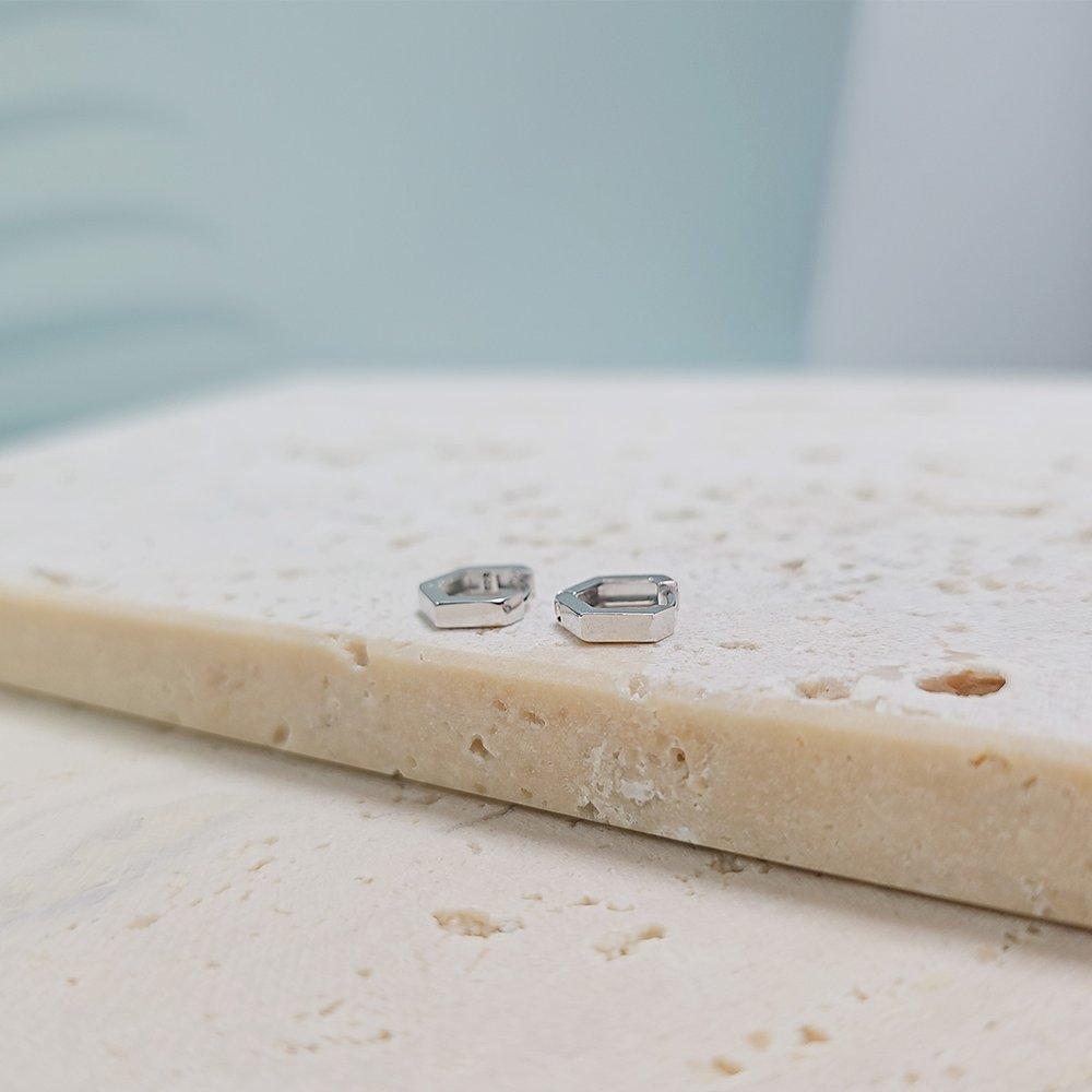 Серебряные современные серьги-гвоздики в форме шестиугольника