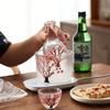 Элегантный японский набор стеклянных бутылок для саке с цветочными узорами, включающий 1 декантер и 4 соответствующих стакана, а также 1 емкость для традиционного питья