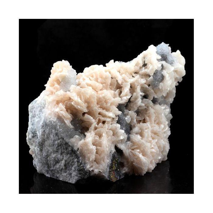 Pierres et Minéraux. Dolomite, Chalcopyrite, Quartz. 3826.5 ct. Chine.