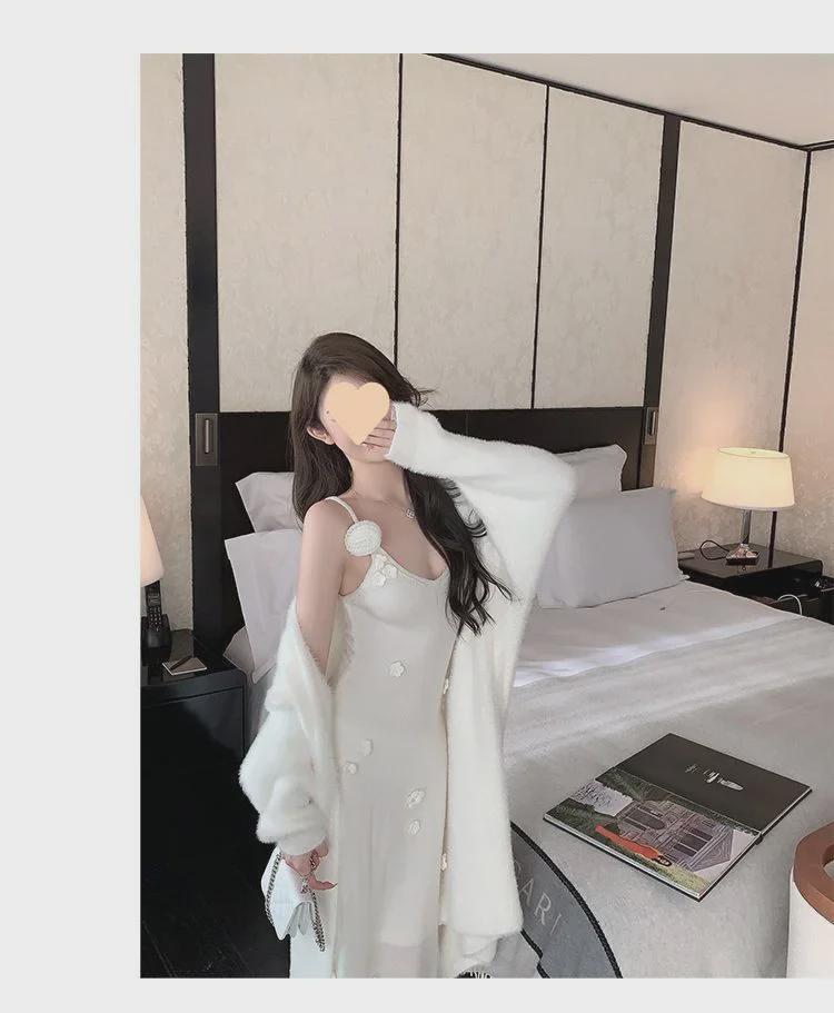 Элегантное белое трикотажное платье на подтяжках и уютный длинный свитер из двух предметов на осень/зиму