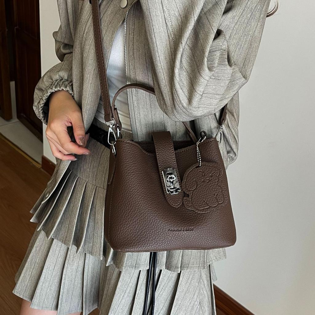 Премиальная текстура портативная сумка-ведро женская 2025 осень и зима новая сумка под мышку универсальная для поездок на работу с узором личи сумка-мессенджер