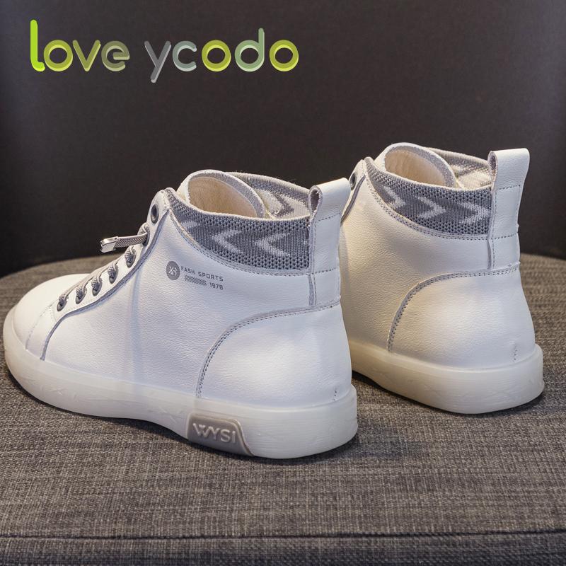 Пара женских осенне-зимних стильных и удобных ботильонов из натуральной кожи на плоской подошве