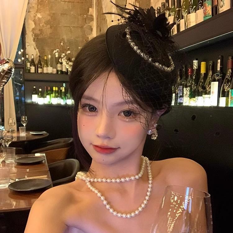 Elegant Black Hepburn-Style Small Hat for Women - Autumn/Winter Shanghai Retro Cheongsam Headdress with Veil