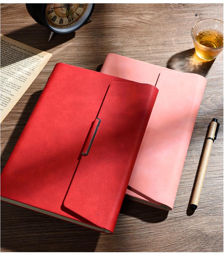 Блокнот формата А5 с тремя сложенными листами, с металлической пряжкой и подарочной коробкой с настраиваемым логотипом