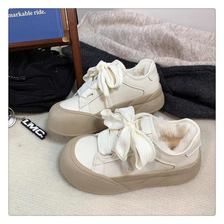 Молочные фуфу на толстой подошве, большеголовые хлебные туфли, 2025 зимние бархатные маленькие белые туфли женские в гонконгском стиле, уличная съемка, кожаная поверхность, теплый хлопок