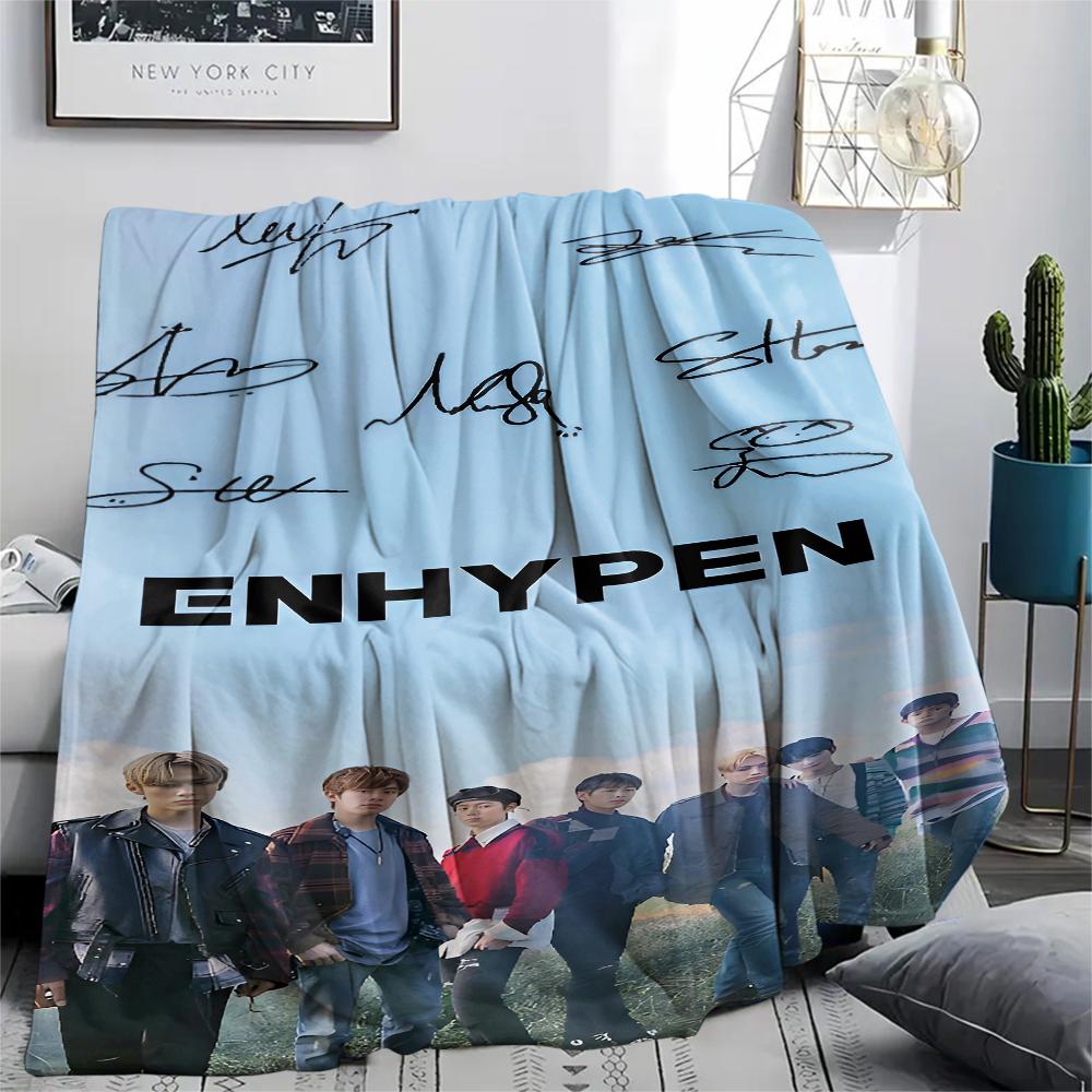 1 шт. Фланелевое одеяло с принтом Enhypen, Высококачественное, для всех сезонов, Декор для дома, Тепло и уют, Идеально для рождественских подарков