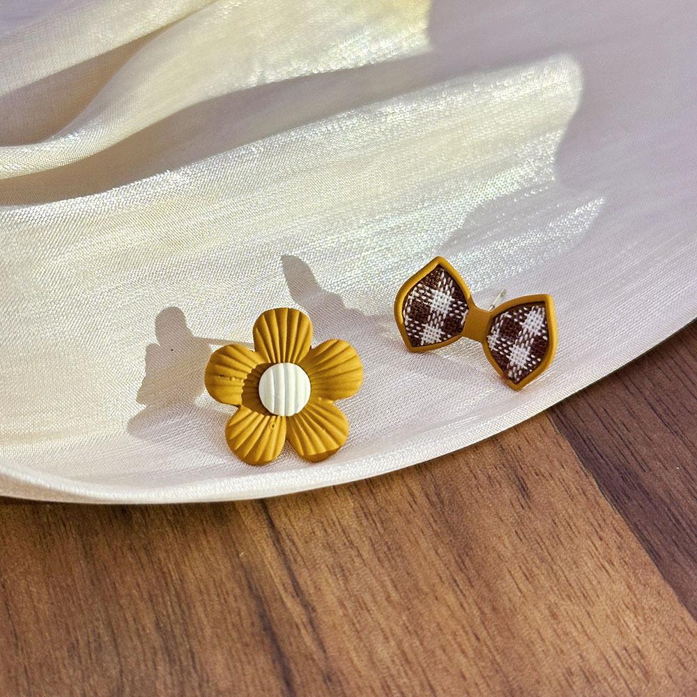 Light Luxury Exquisite Micro-inlaid Zircon Flower Earrings Elegant High-end Pearl Stud Earrings Niche Design Temperament Earrings