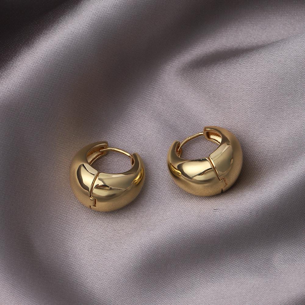 French Retro High-End Women's Ear Cuffs: Simple, Versatile Hoop Earrings for Square and Round Faces.