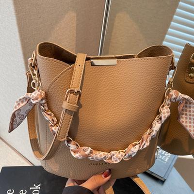 Ручная сумка-ведро женская 2025 новая на плечо корейская версия сумка-мессенджер популярный нишевый дизайн для通勤 простая сумочка