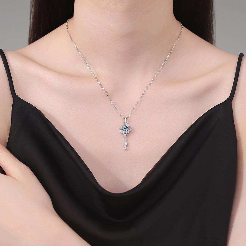 GRA Certified Moissanite S925 Sterling Silver Lucky Necklace Pendant for Women D Color 1ct Key-shaped Moissanite Necklace.