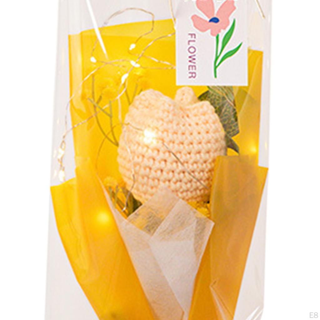 Завершенный букет тюльпанов крючком с легким искусственным декоративным украшением для центральной части стола