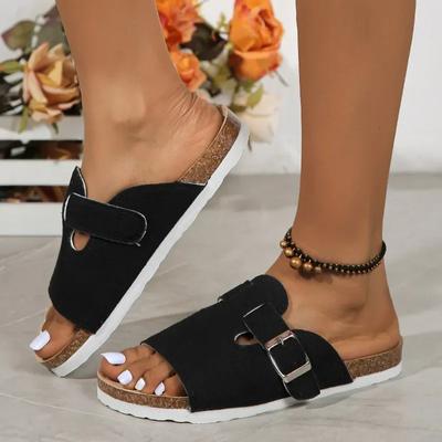 2024 Женские летние новые роскошные дизайнерские сандалии с металлической пряжкой на плоской подошве с противоскользящим покрытием, женские удобные тапочки для отдыха на открытом воздухе