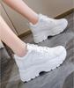 Белые женские кроссовки на платформе 2024 года, осенние спортивные туфли на шнуровке с толстой подошвой, женские, из искусственной кожи, дышащие, для ходьбы, женские