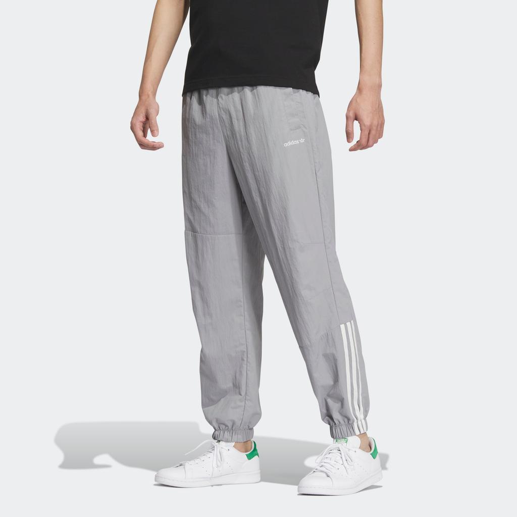 adidas Эксклюзивные спортивные брюки Originals с отделкой из трех полосок и манжетами на шнурке. Мужские брюки алюминиево-серого цвета IU4804
