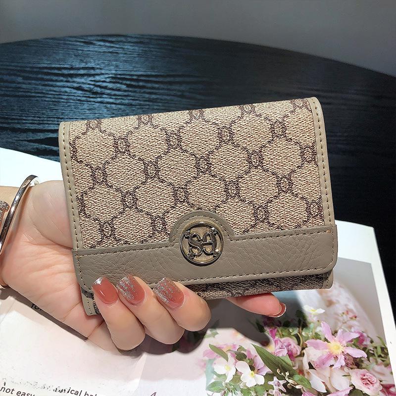 Компактный женский кошелек из коровьей кожи с несколькими отделениями для карт — стильный, вместительный и универсальный