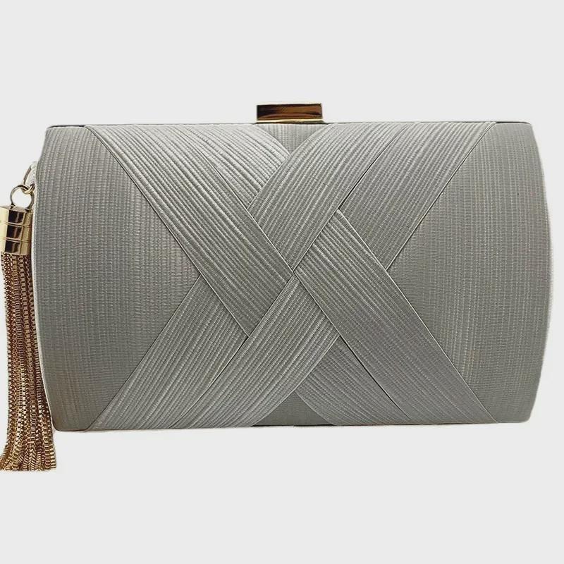 Вечерняя сумка-клатч с кисточками и металлическим плетением