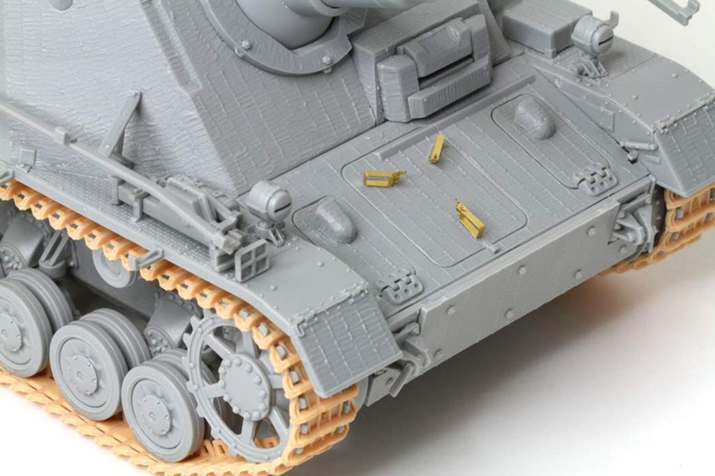 Dragon World War II German Army Assault Howitzer Brumbair Command Vehicle Coating Plastic Model DR6819 1/35 w/Zimmerit