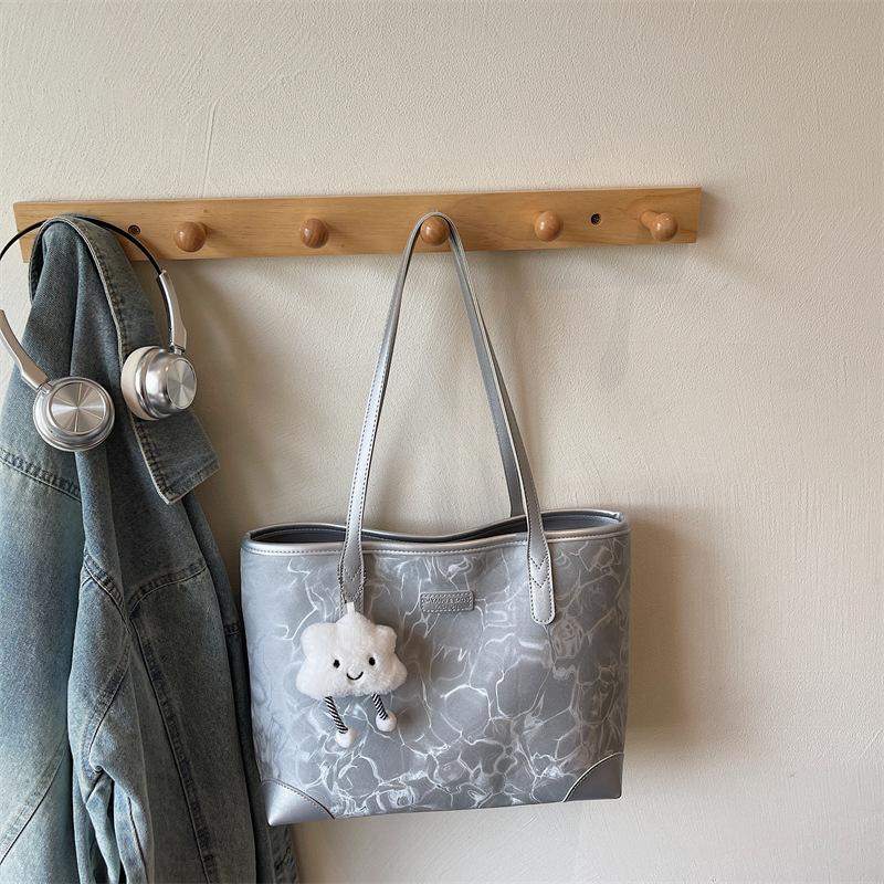 Женская сумка-тоут большой вместимости, осенняя новая модная нишевая простая рабочая сумка для поездок на работу, сумка через плечо с контрастными цветами