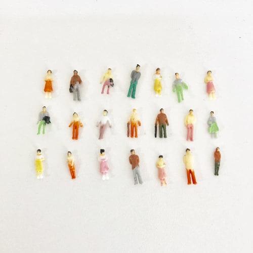 Freell N Gauge 1/150 Miniature Figures, Random Set of 100, for Railway Models, Dioramas, and Diorama Designs, Standing and Sitting Poses, Layouts, and