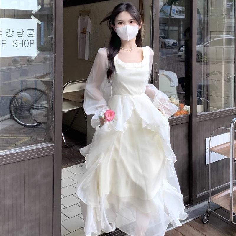 Белое шифоновое платье А-силуэта с квадратным вырезом и рукавами-фонариками во французском стиле