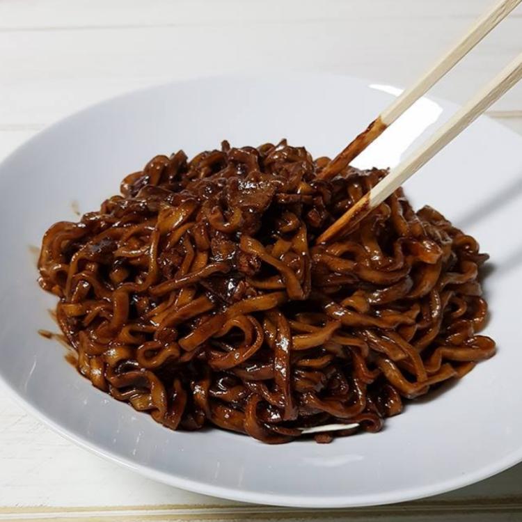 Nongshim Zha-Wang, корейская лапша Jajangmyeon 134 г x 4