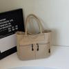 Модный тренд повседневная текстура большая вместимость сумка 2025 весна новая зарубежный стиль женская нишевая на плечо сумка-тоут