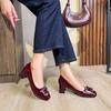 Французские туфли-лодочки с мелким вырезом женские 2025 весна и осень новые лакированные туфли на среднем каблуке бордовые свадебные туфли квадратный носок толстый каблук высокий каблук