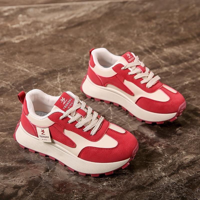 Инс корейская версия новых кроссовок для папы девушка 2025 весна студент бег спорт толстая подошва высота повседневная уличная съемка 2F28