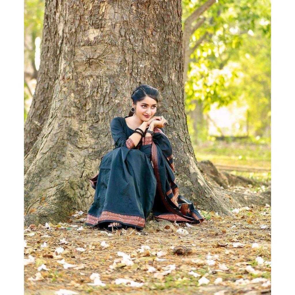 Шелковое сари из магазина АЛМААРИ украшено красивой вышивкой Зари в виде традиционных мотивов.