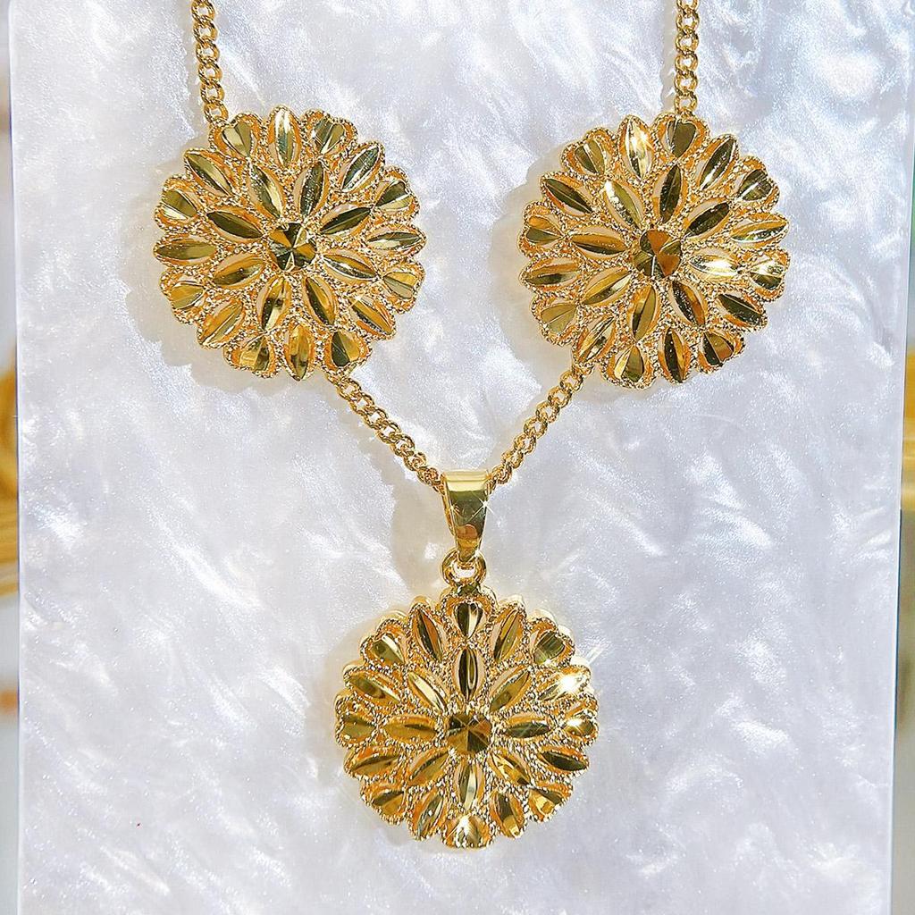 CMM Two-Piece Set Of Luxurious Golden Round Circle Carved Pendant Necklace Earrings Women's Party Jewelry Accessories